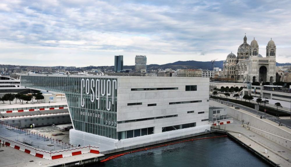 El edificio que alberga la exposiciónse llama Villa Méditerranée y está en el paseo marítimo de Marsella. El edificio que alberga la exposiciónse llama Villa Méditerranée y está en el paseo marítimo de Marsella.