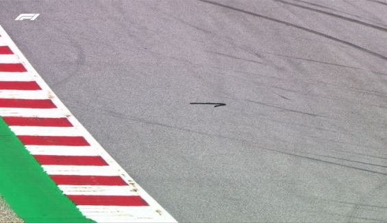 FP1 Segunda bandera roja debido a que había trozos de goma en medio de la pista FP1 Segunda bandera roja debido a que había trozos de goma en medio de la pista