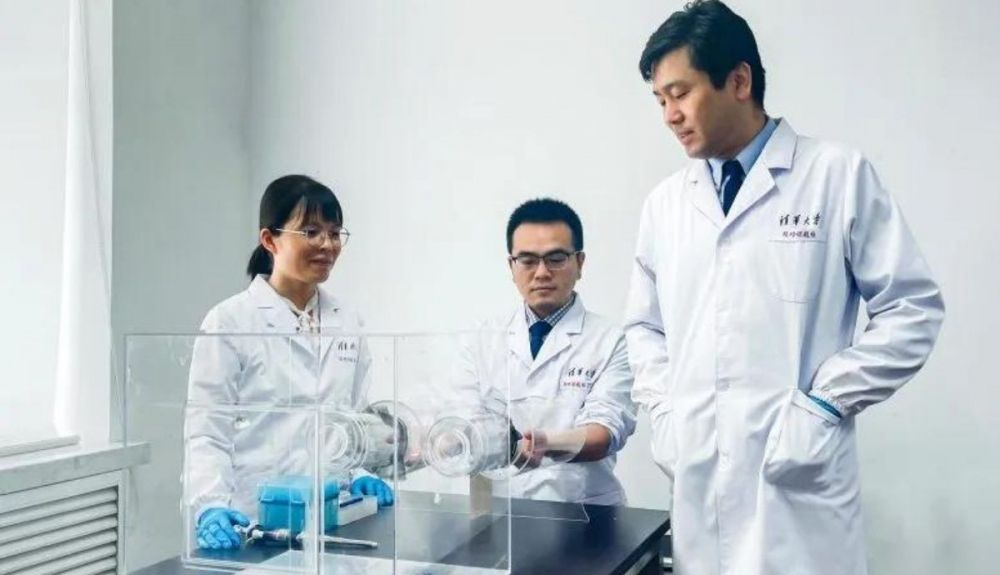 Los investigadores, evaluando las respuestas del comportamiento de los mosquitos. Los investigadores, evaluando las respuestas del comportamiento de los mosquitos.