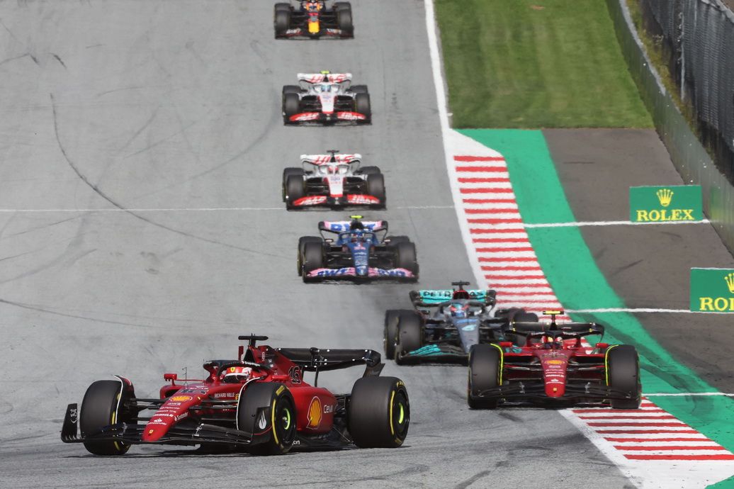 Carlos Sainz tras su compañero Charles Leclerc