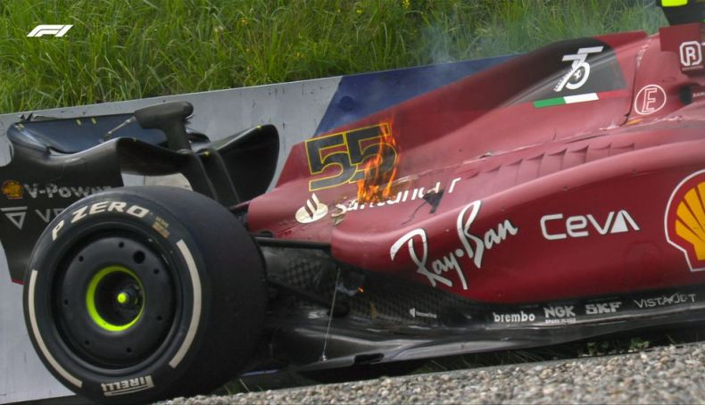 4 El Ferrari de Sainz ardiendo en la pista 4 El Ferrari de Sainz ardiendo en la pista