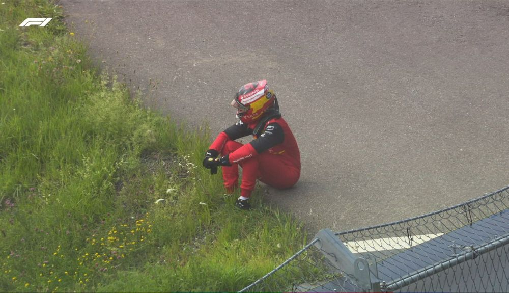 5 Carlos Sainz desolado tras su abandono 5 Carlos Sainz desolado tras su abandono