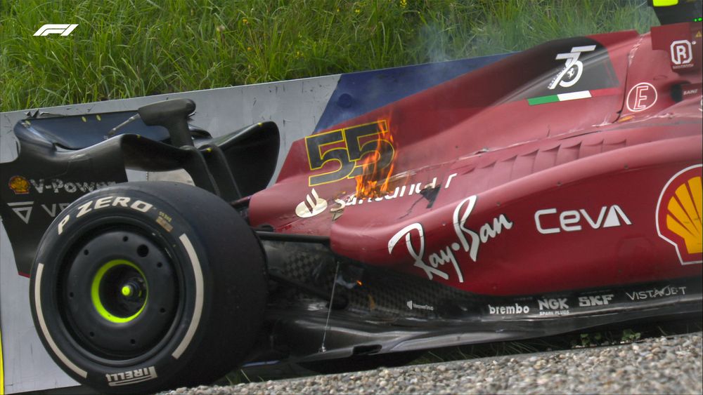 El Ferrari de Carlos Sainz ardiendo en la pista