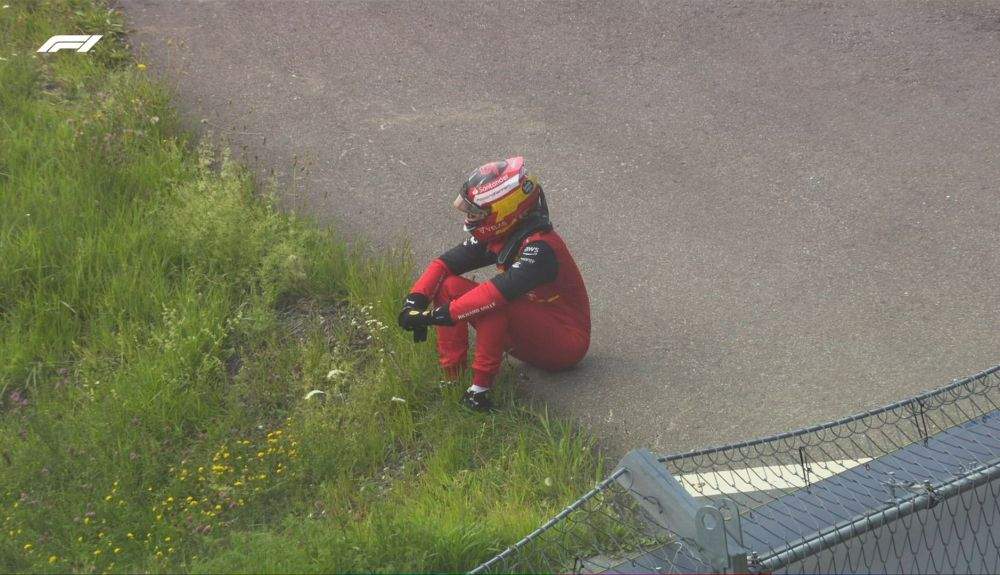 5 Carlos Sainz desolado tras su abandono
