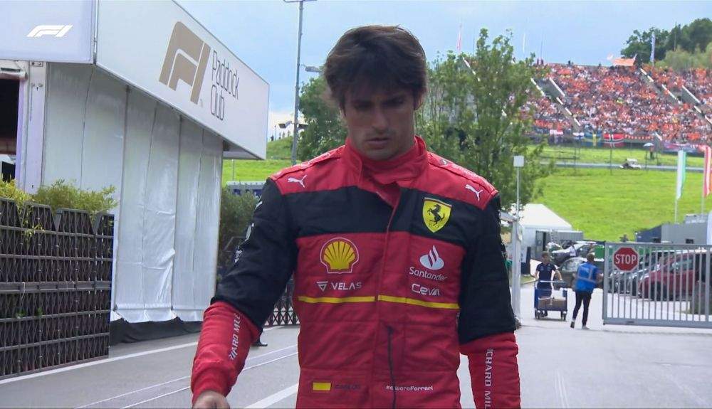 Carlos Sainz regresaba a su garaje muy decepcionado tras el abandono