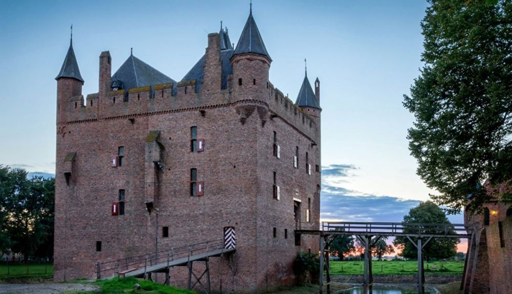 El Castillo Doornenburg es uno de los más grandes y conservados de Holanda. El Castillo Doornenburg es uno de los más grandes y conservados de Holanda.