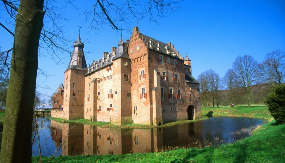 El Castillo de Doorwerth se construyó entre 1402 y 1560. El Castillo de Doorwerth se construyó entre 1402 y 1560.
