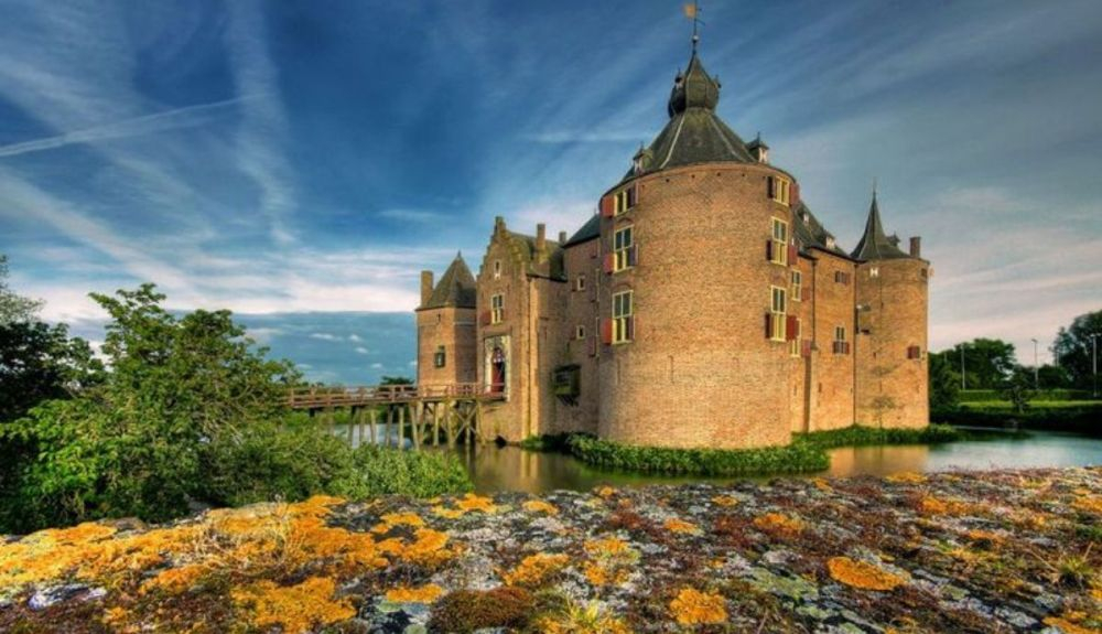 El Castillo de Ammersoyen está rodeado de agua y se encuentra en la provincia de Gelderland. El Castillo de Ammersoyen está rodeado de agua y se encuentra en la provincia de Gelderland.