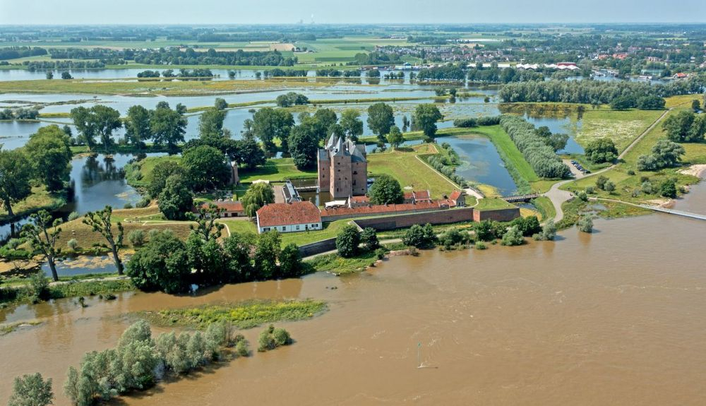 El Castillo Slot Loevestein fue una prisión política. El Castillo Slot Loevestein fue una prisión política.