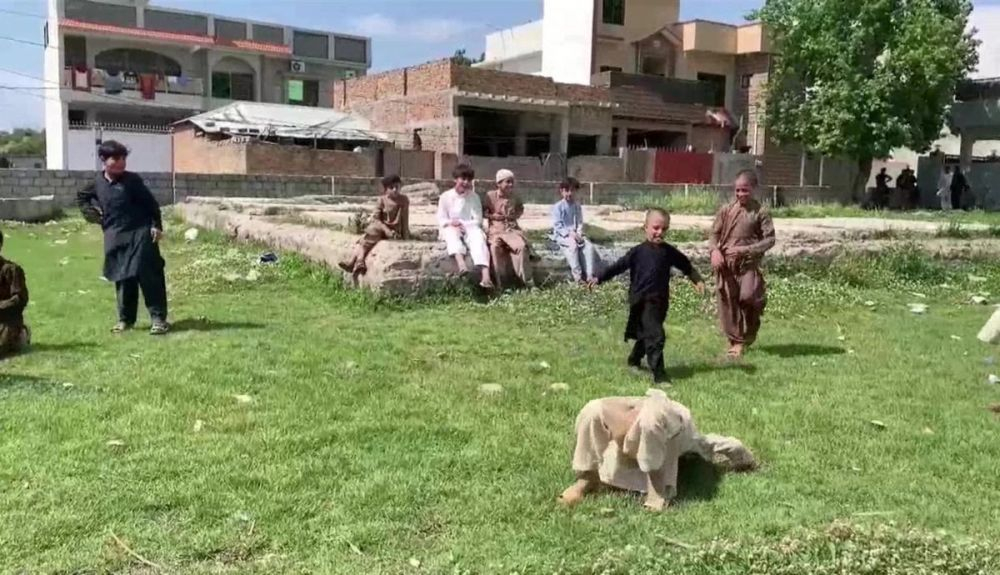 Niños paquistaníes juegan en lo que un día fue la residencia del terrorista más buscado. Niños paquistaníes juegan en lo que un día fue la residencia del terrorista más buscado.