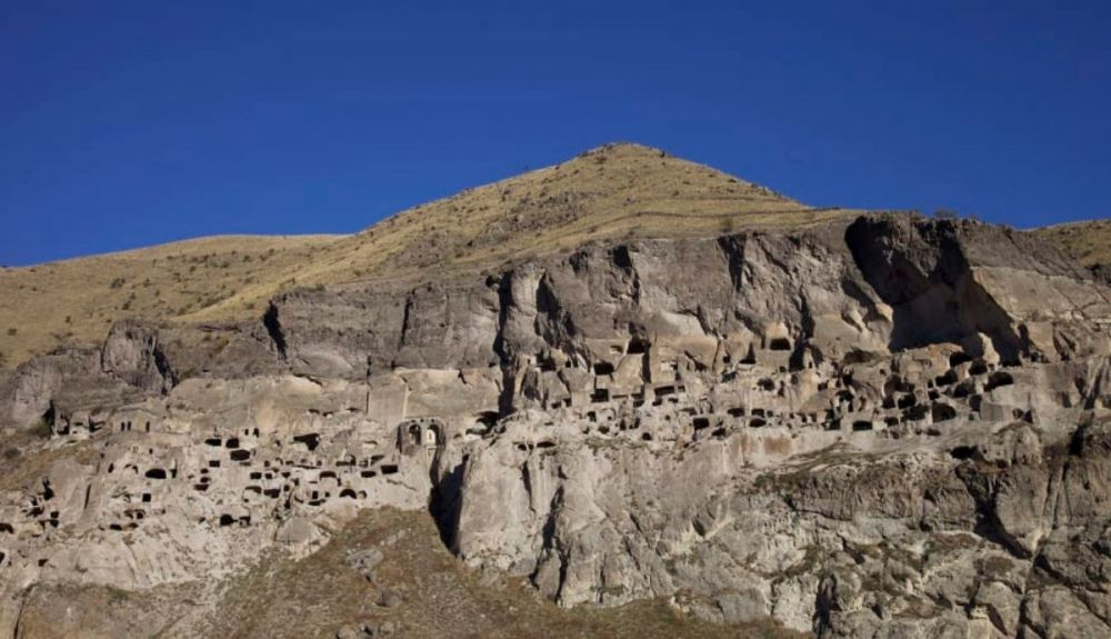Vardzia tiene este complejo de cuevas de nueve niveles que se eleva sobre las estribaciones resecas de Samtskhe Javakhet. Vardzia tiene este complejo de cuevas de nueve niveles que se eleva sobre las estribaciones resecas de Samtskhe Javakhet.