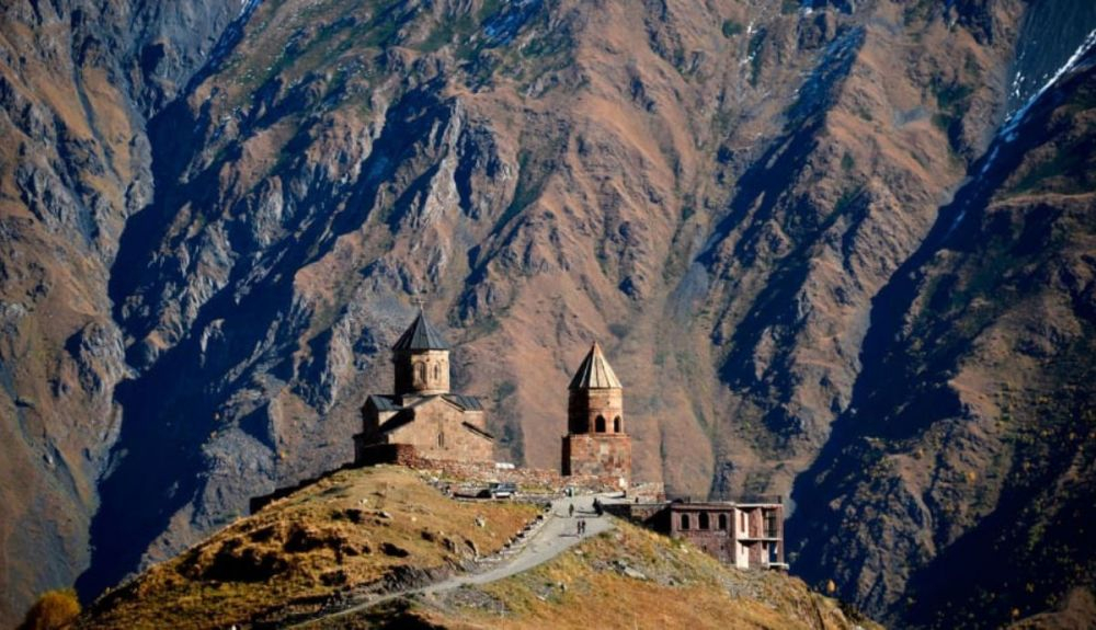 La Iglesia de la Trinidad de Gergeti tiene una de las vistas más impresionantes de Georgia. La Iglesia de la Trinidad de Gergeti tiene una de las vistas más impresionantes de Georgia.