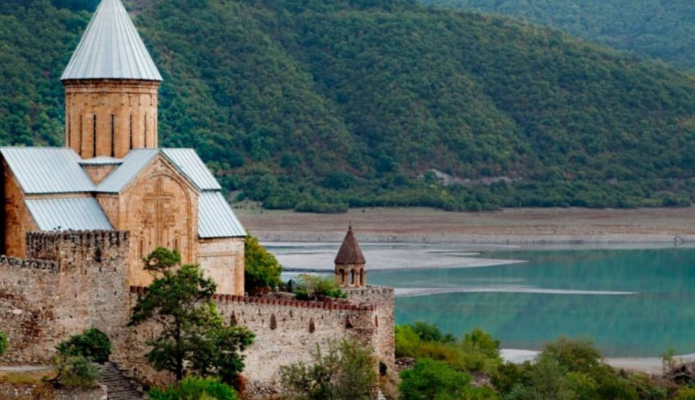 Este complejo de castillos una vez sirvió como residencia de los eristavis (duques) de Aragvi. Este complejo de castillos una vez sirvió como residencia de los eristavis (duques) de Aragvi.