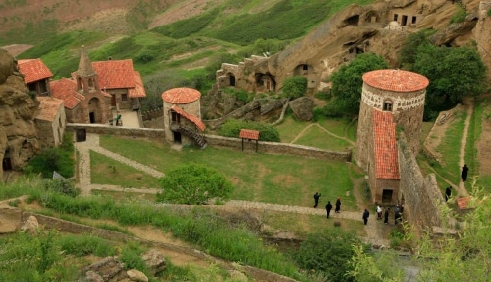 Solo tres monasterios permanecen activos en la actualidad, presididos por un grupo cada vez más reducido de monjes ortodoxos georgianos. Solo tres monasterios permanecen activos en la actualidad, presididos por un grupo cada vez más reducido de monjes ortodoxos georgianos.