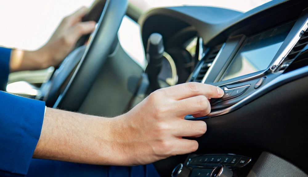 Estas son las multas que te pueden poner por manipular el teléfono, el navegador o la radio en el coche. Foto: iStock. Estas son las multas que te pueden poner por manipular el teléfono, el navegador o la radio en el coche. Foto: iStock.