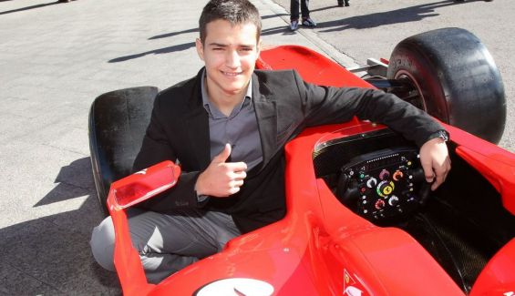 En enero del 23 hará 10 años de esta imagen agarrado al volante del Ferrari de Fernando Alonso en la sede del Santander tras recibir un premio