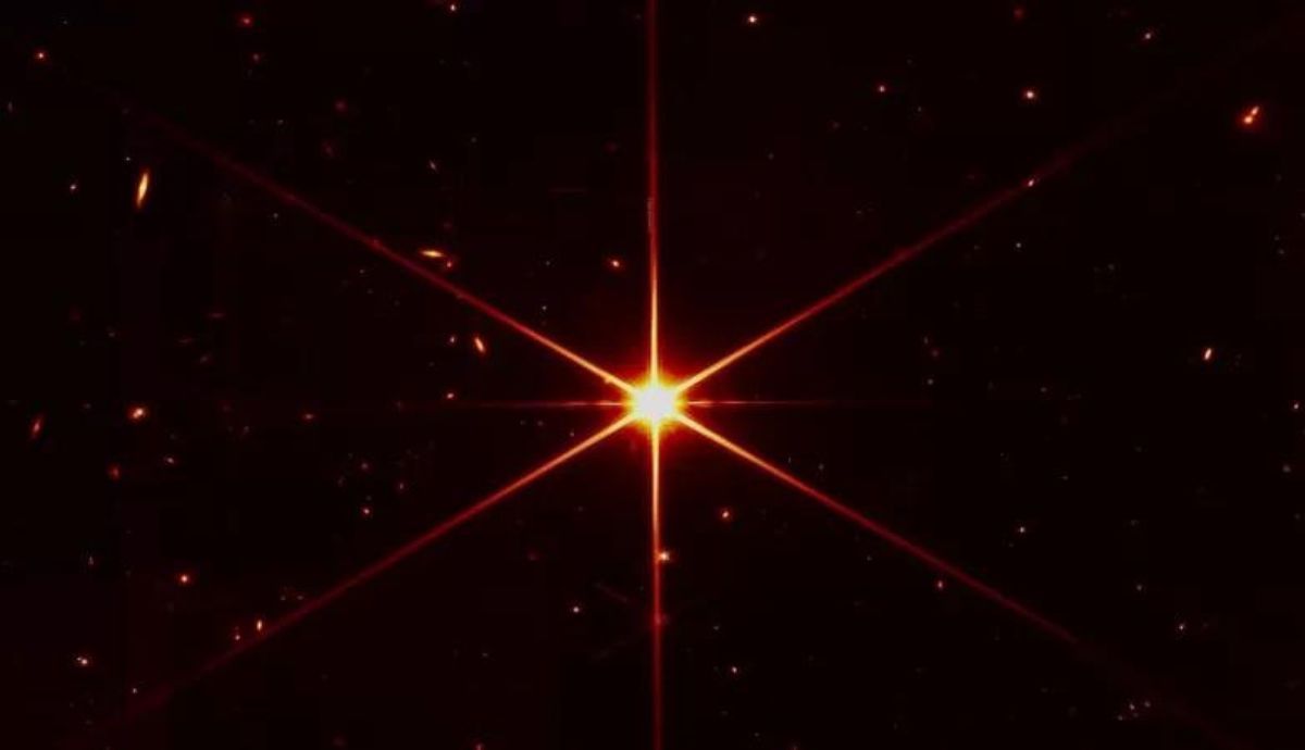 Imagen tomada por el telescopio James Webb de la estrella 2MASS J17554042+6551277.