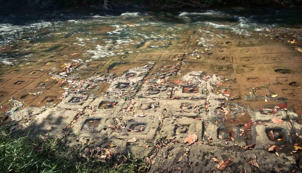 El lecho del río tallado en Kbal Spean se encuentra en lo profundo de la jungla al noreste de Angkor. El lecho del río tallado en Kbal Spean se encuentra en lo profundo de la jungla al noreste de Angkor.
