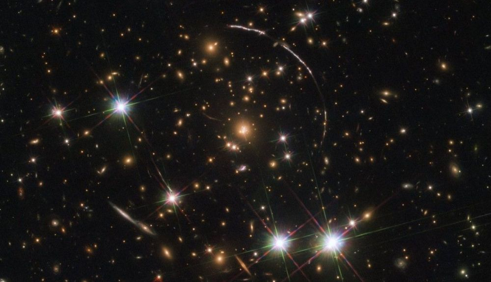 El Telescopio Espacial Hubble detectó una luz de 12.900 millones de años procedente de una estrella distante conocida como Eärendel. El Telescopio Espacial Hubble detectó una luz de 12.900 millones de años procedente de una estrella distante conocida como Eärendel.