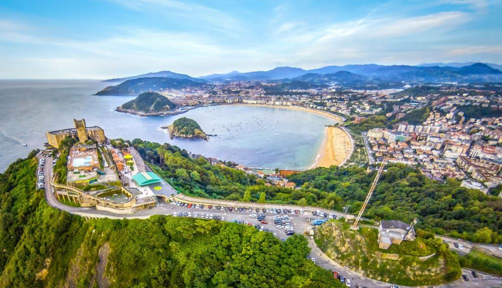 Vista aérea de San Sebastián y el monte Igueldo. Vista aérea de San Sebastián y el monte Igueldo.