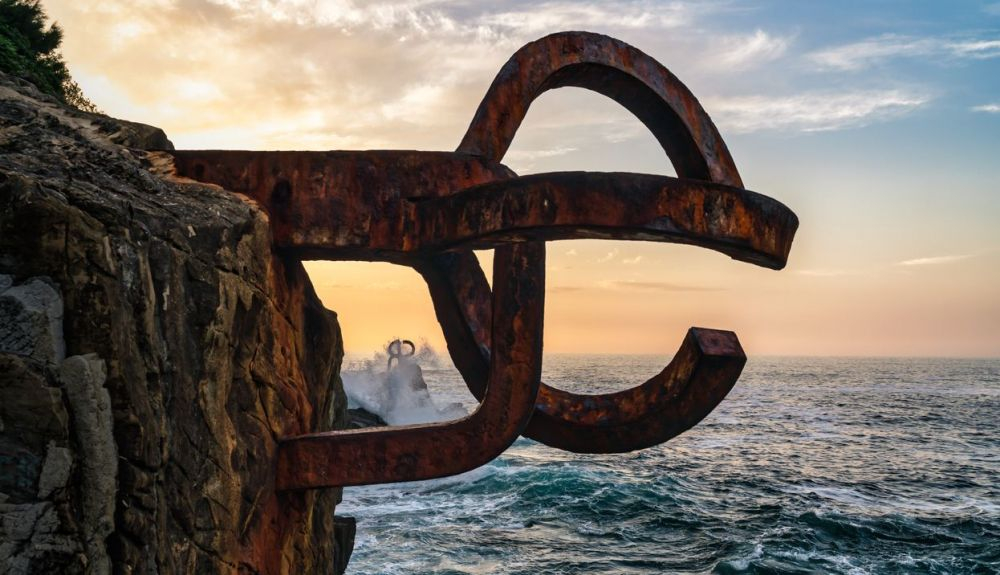 El Peine del Viento es una obra de Eduardo Chillida. El Peine del Viento es una obra de Eduardo Chillida.