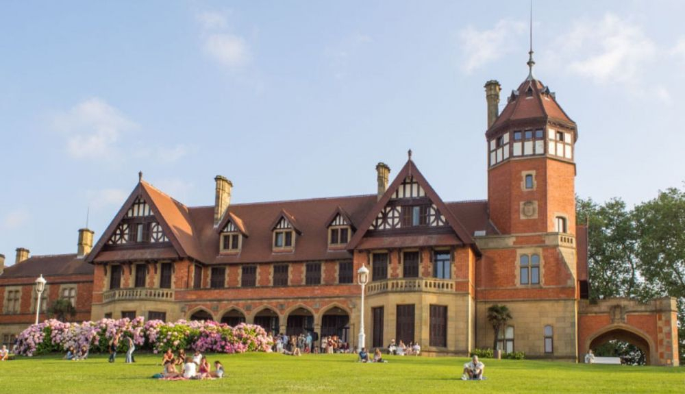 El Palacio Miramar es una mansión de estilo inglés, situado en uno de los rincones más bonitos de San Sebastián. El Palacio Miramar es una mansión de estilo inglés, situado en uno de los rincones más bonitos de San Sebastián.