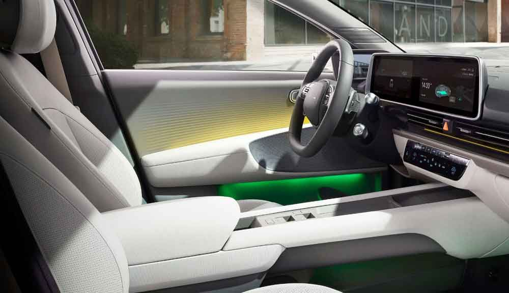 El interior es amplio sino que ambientalmente puede reflejar el estado de ánimo y carácter de la conducción mediante diferentes efectos lumínicos. El interior es amplio sino que ambientalmente puede reflejar el estado de ánimo y carácter de la conducción mediante diferentes efectos lumínicos.