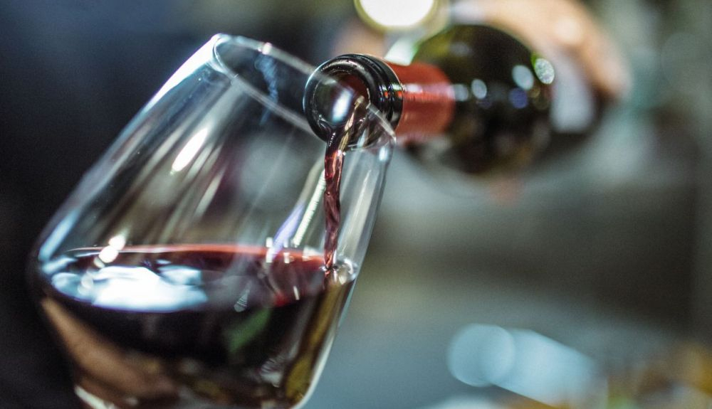 Para algunos amantes del vino, estar a favor o en contra del sulfito añadido, se ha convertido casi en una postura religiosa. Para algunos amantes del vino, estar a favor o en contra del sulfito añadido, se ha convertido casi en una postura religiosa.