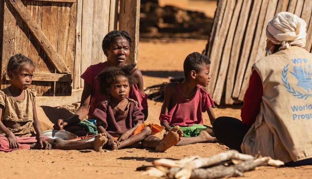 La pobreza y la sequía causaron una aumento grave del hambre en el sur de Madagascar. La pobreza y la sequía causaron una aumento grave del hambre en el sur de Madagascar.