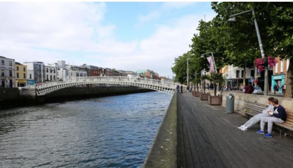 El puente Ha'Penny está hecho de hierro fundido. Fue el primero peatonal sobre el río y se construyó en 1816. El puente Ha'Penny está hecho de hierro fundido. Fue el primero peatonal sobre el río y se construyó en 1816.