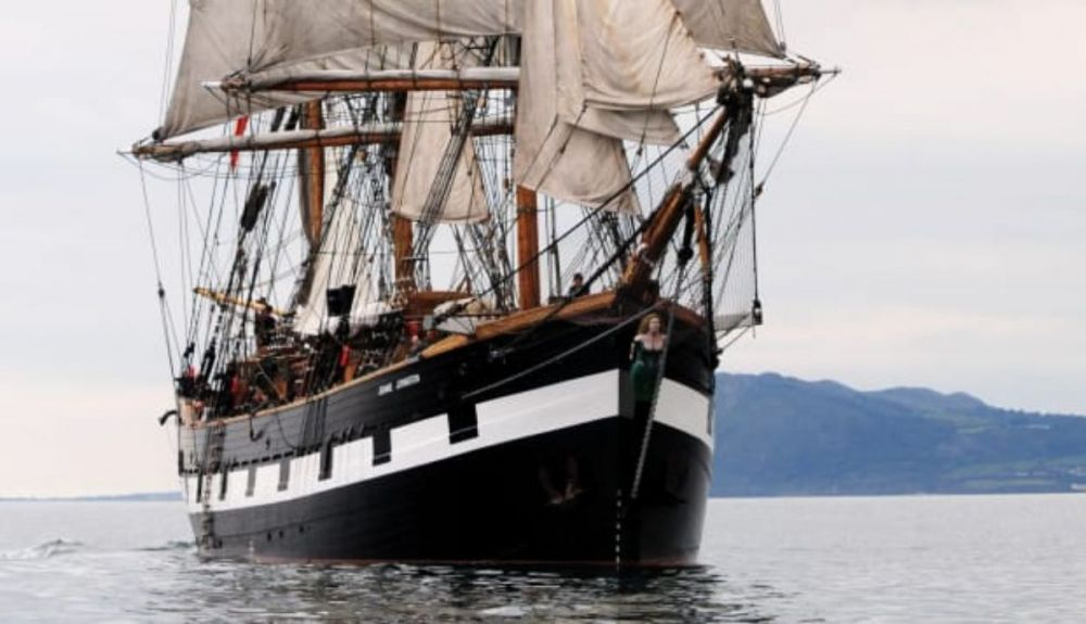 Este barco llevó a miles de irlandeses a través del Atlántico a América del Norte durante los años de la Gran Hambruna. Este barco llevó a miles de irlandeses a través del Atlántico a América del Norte durante los años de la Gran Hambruna.