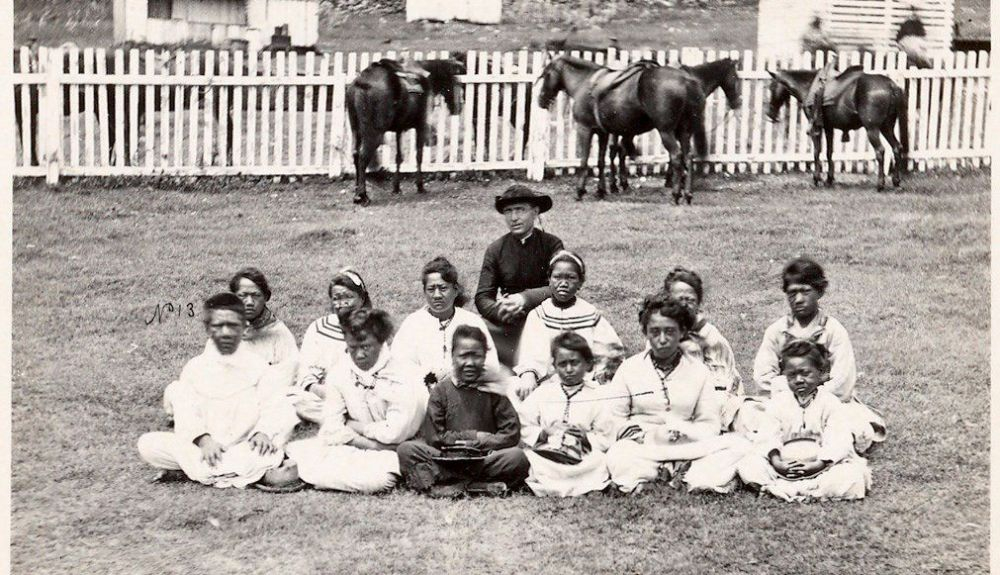 El padre misionero Damián con el coro de niñas de Kalawao alrededor de 1878 El padre misionero Damián con el coro de niñas de Kalawao alrededor de 1878