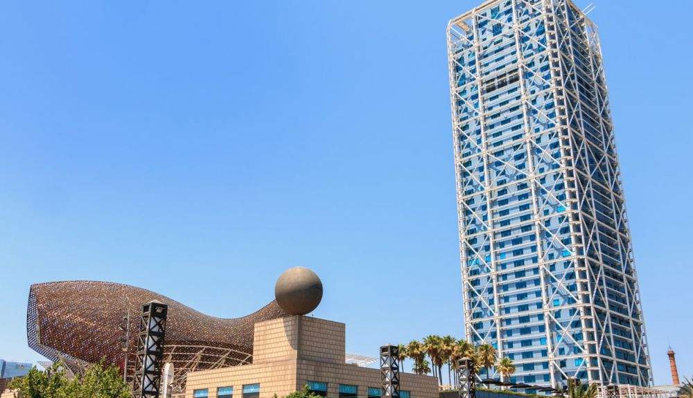 talle arquitectónico de la torre del Hotel Arts durante el verano, un rascacielos diseñado por el arquitecto estadounidense Bruce Graham y construido para los Juegos Olímpicos de Verano de 1992