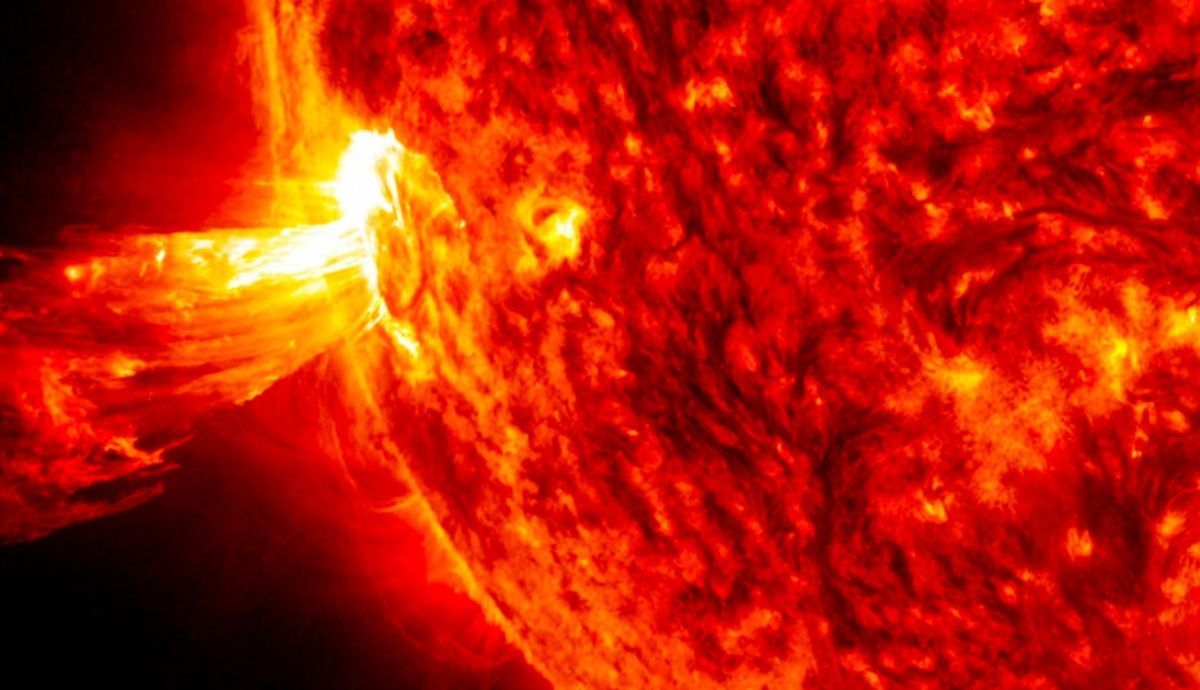 Una fulguración solar es una súbita emisión de radiación electromagnética y partículas energéticas localizada en una pequeña región de la atmósfera solar.