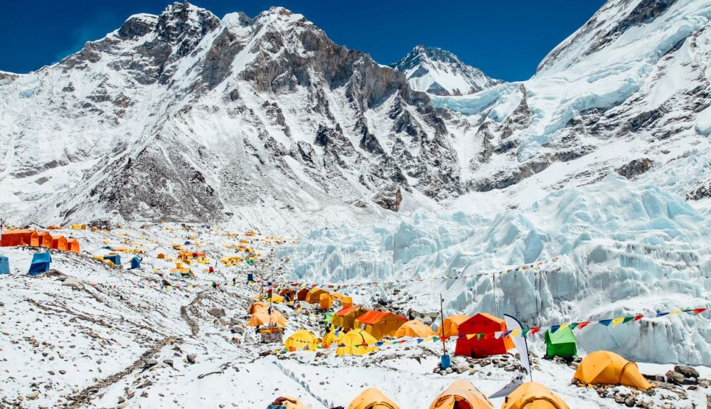 Tiendas de campaña amarillas brillantes en el campamento base del monte Everest, el glaciar y las montañas de Khumbu, Nepal, Himalaya Tiendas de campaña amarillas brillantes en el campamento base del monte Everest, el glaciar y las montañas de Khumbu, Nepal, Himalaya