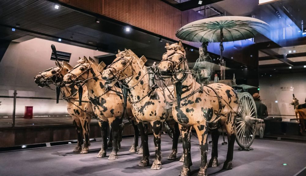 El ejército, creado en el siglo III a. C., estaba equipado con armas reales hechas de bronce, además de carros y cientos de caballos de terracota. El ejército, creado en el siglo III a. C., estaba equipado con armas reales hechas de bronce, además de carros y cientos de caballos de terracota.