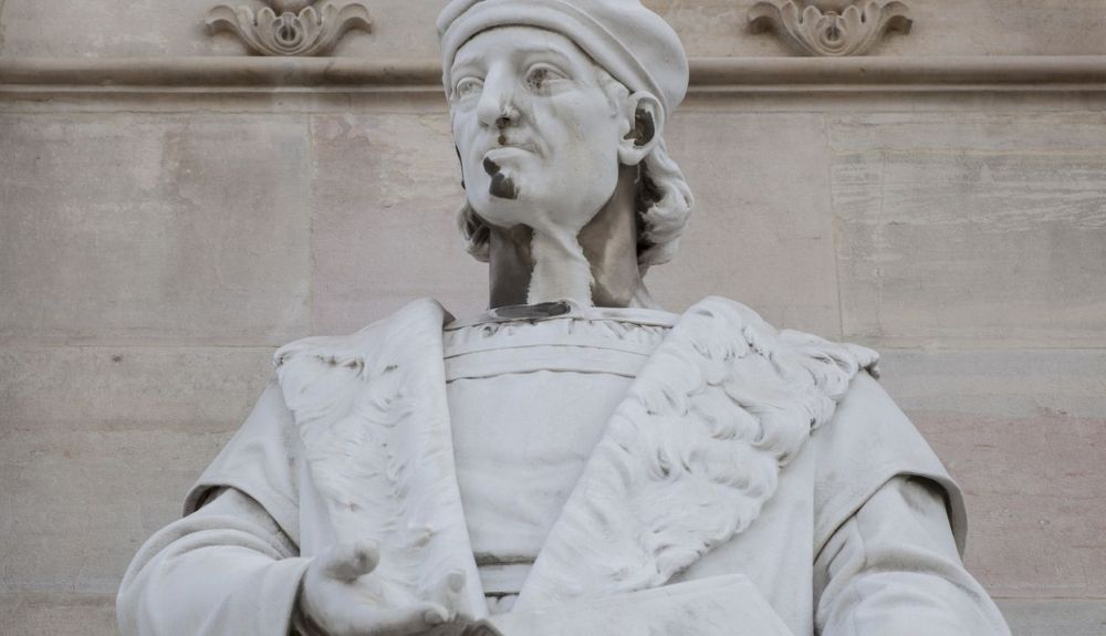 Escultura Antonio de Nebrija en la Biblioteca Nacional de España, Madrid.