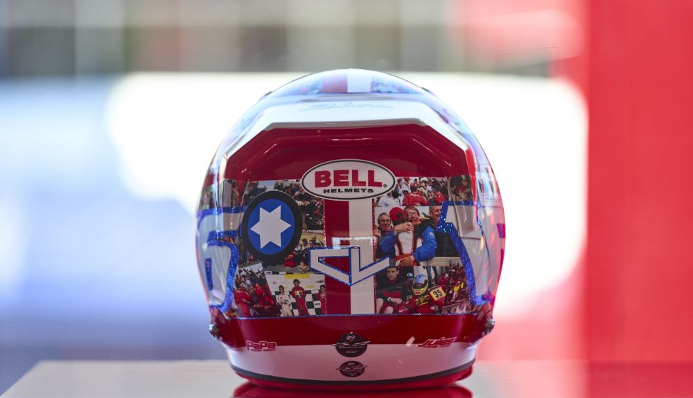 Charles Leclerc luce este casco en Francia con fotos de recuerdos familiares Charles Leclerc luce este casco en Francia con fotos de recuerdos familiares