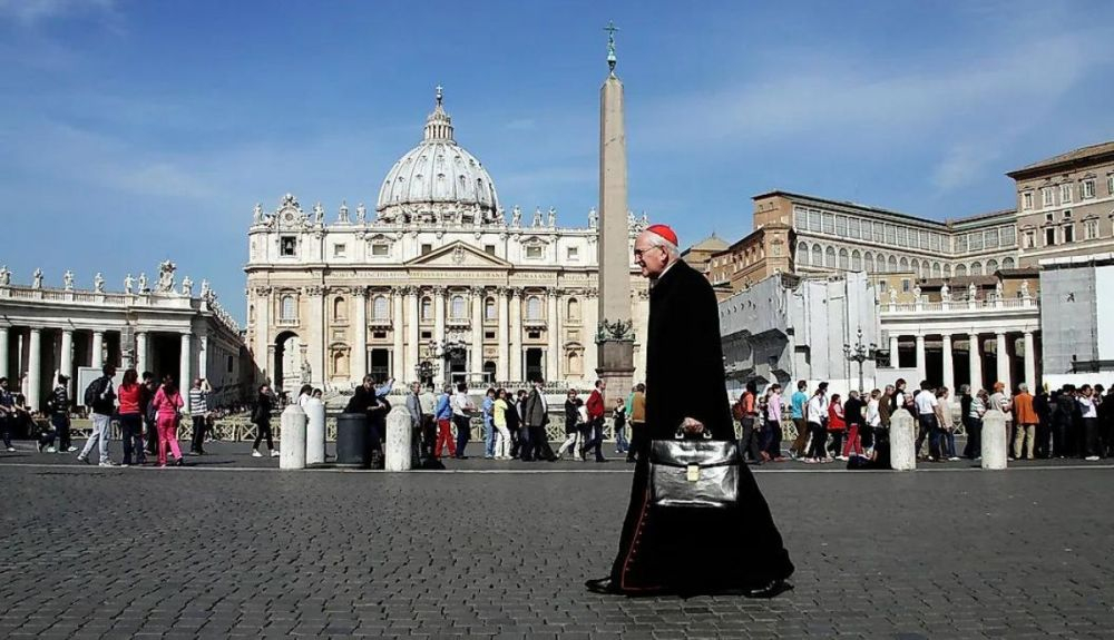Ciudad del Vaticano tiene una población de 825 personas. Ciudad del Vaticano tiene una población de 825 personas.