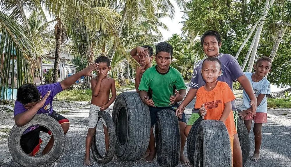 Niños jugando en la calle en la isla de Tuvalu. Niños jugando en la calle en la isla de Tuvalu.