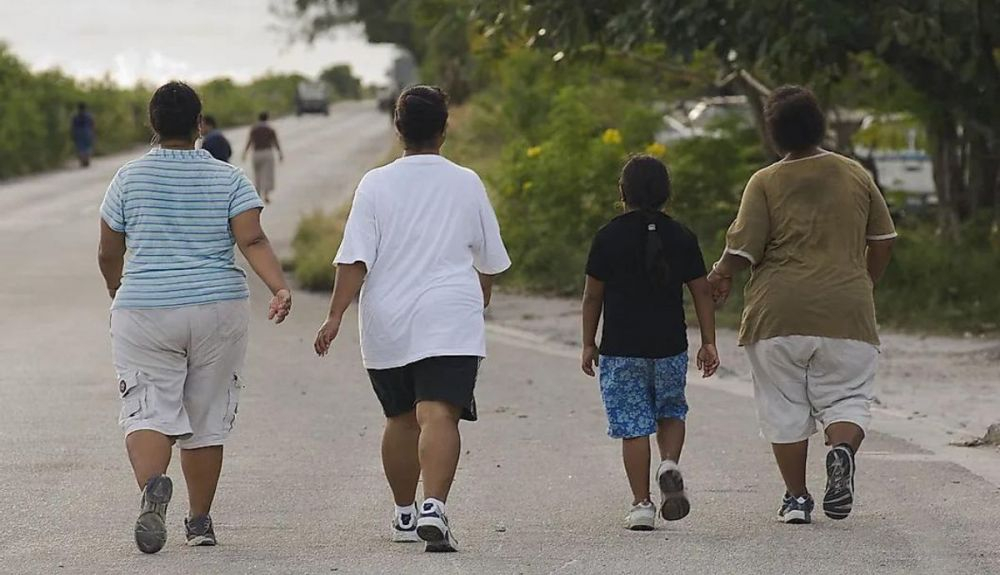Participantes de una caminata contra la diabetes y por el bienestar general en los alrededores del aeropuerto de Nauru. Participantes de una caminata contra la diabetes y por el bienestar general en los alrededores del aeropuerto de Nauru.