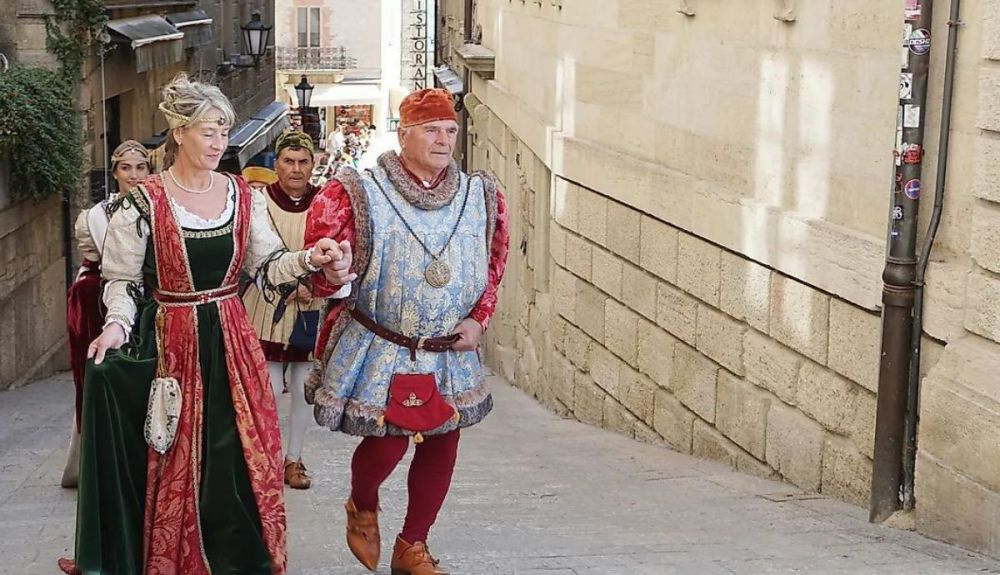 Desfile de residentes de la ciudad vistiendo ropa medieval histórica en las calles de San Marino. Desfile de residentes de la ciudad vistiendo ropa medieval histórica en las calles de San Marino.