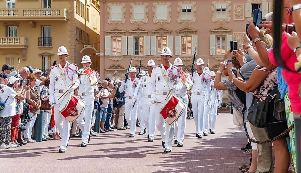 El cambio de guardia festivo del palacio del príncipe de Mónaco. El cambio de guardia festivo del palacio del príncipe de Mónaco.