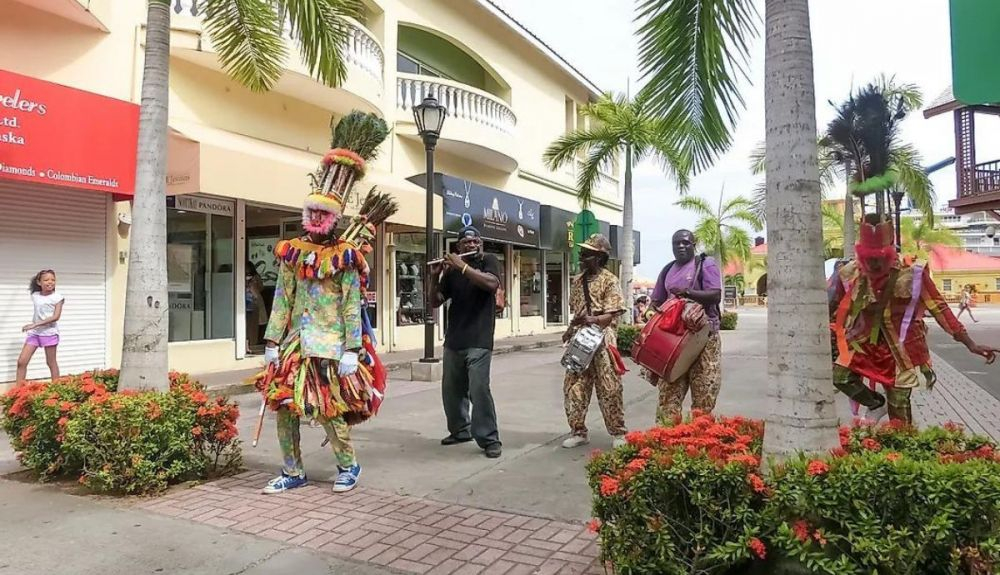 La gente de la música local en el puerto de cruceros. Basseterre, San Cristóbal y Nieves La gente de la música local en el puerto de cruceros. Basseterre, San Cristóbal y Nieves