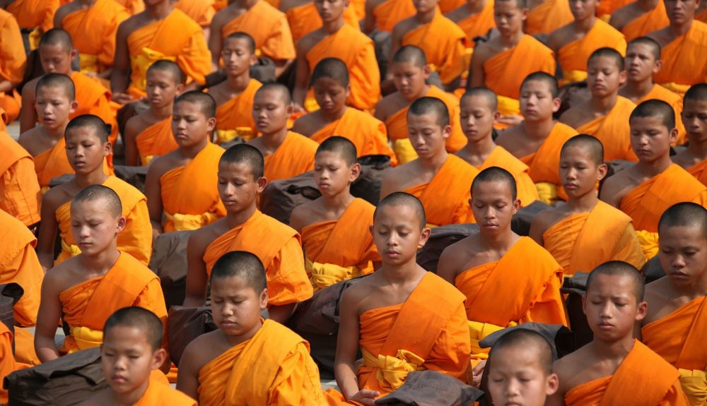 Monjes budistas rezando. Monjes budistas rezando.