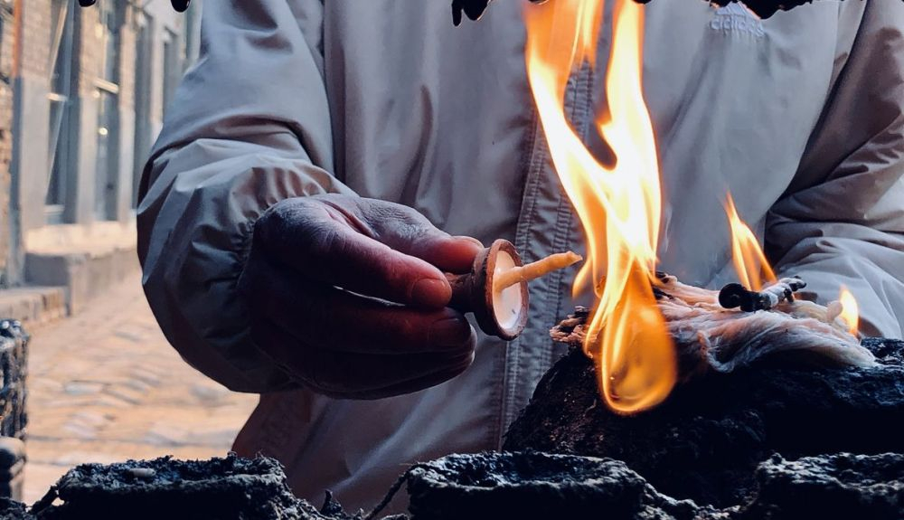 El fuego tiene un papel importante en las ceremonias budistas. El fuego tiene un papel importante en las ceremonias budistas.