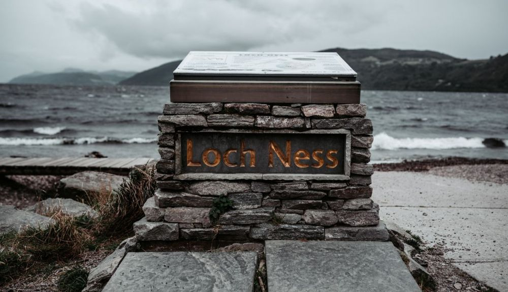 Un cartel de piedra en uno de los muchos puntos de vista de Loch Ness en Escocia. Un cartel de piedra en uno de los muchos puntos de vista de Loch Ness en Escocia.