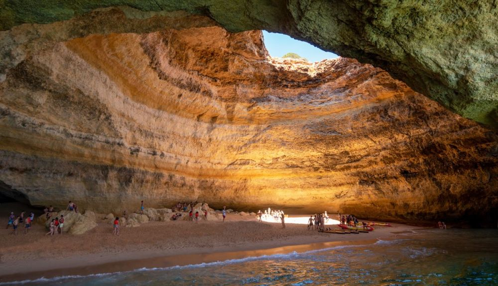 La cueva de Benagil es sin duda uno de los monumentos naturales más impresionantes y famosos de Portugal La cueva de Benagil es sin duda uno de los monumentos naturales más impresionantes y famosos de Portugal
