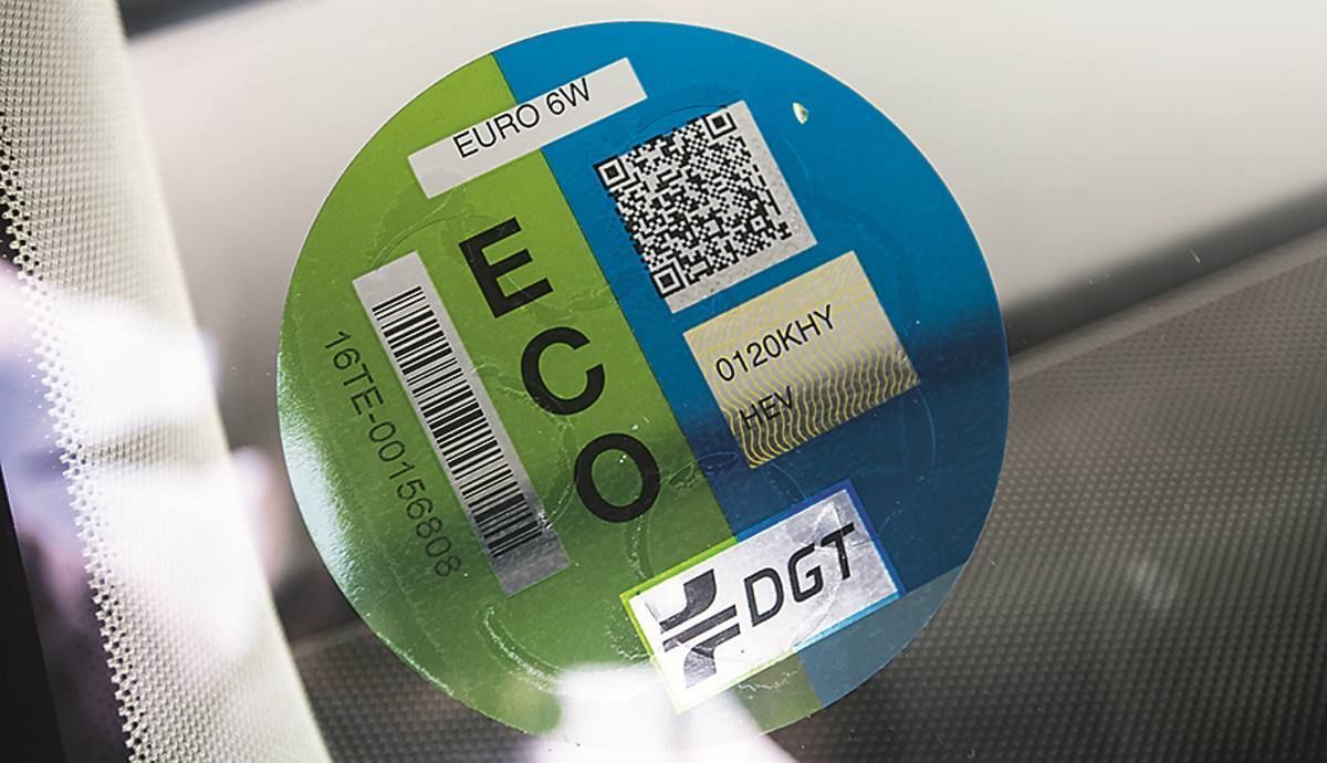 Esta es toda la información que esconden las etiquetas medioambientales de la DGT.