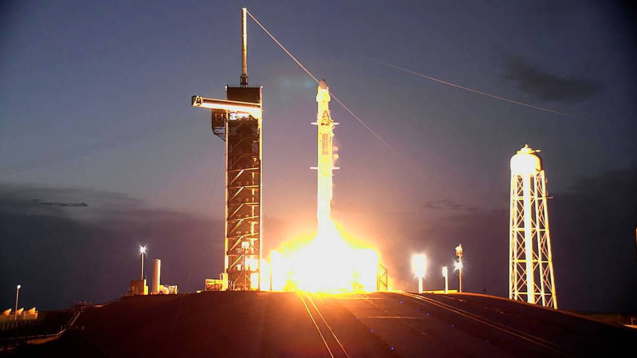 La nueva misión de la Nasa despega en un cohete Falcon 9 de SpaceX del Centro Espacial Kennedy con una nave Dragon.